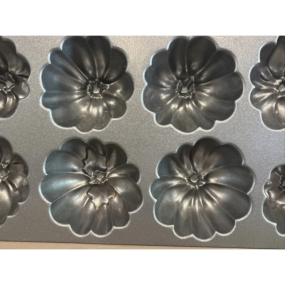 Nordicware Pumpkin Patch Pan Mini Bundt Cake Thanksgiving Harvest Halloween USA